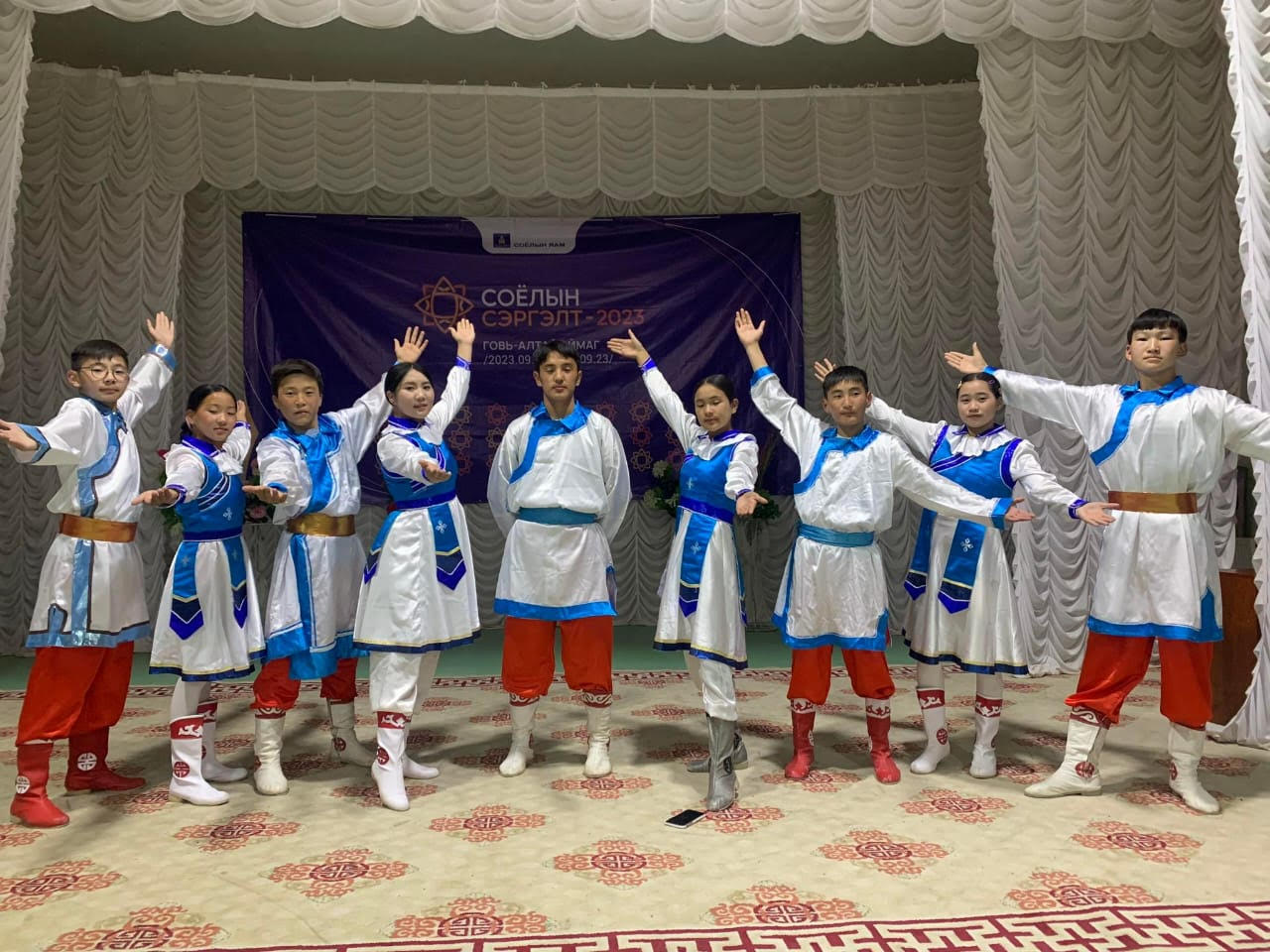 Tanzgruppe aus Khaliun
