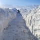 Tiefverschneiter frei geräumter Weg