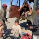 Kinder aus Khaliun - ein Junge steigt aus einem Lastwagen, der gerade repariert wird