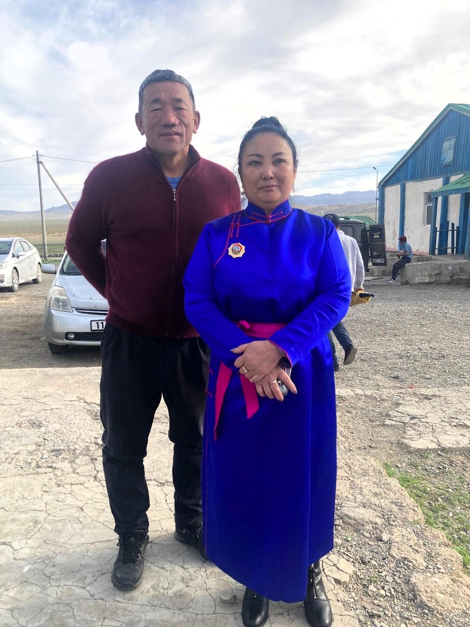 Projektleiterin Enkhtuya Battulga mit ihrem Bruder