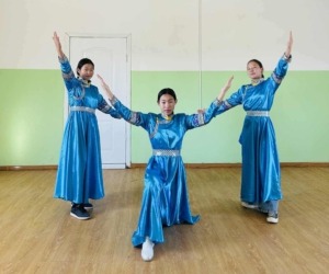 3 Mädchen in blauem Kleid beim Volkstanz
