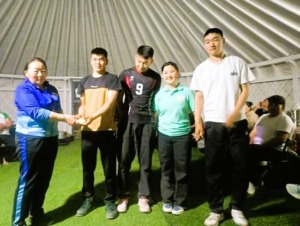 4 Jugendliche in Sportkleidung mit ihrer Trainerin